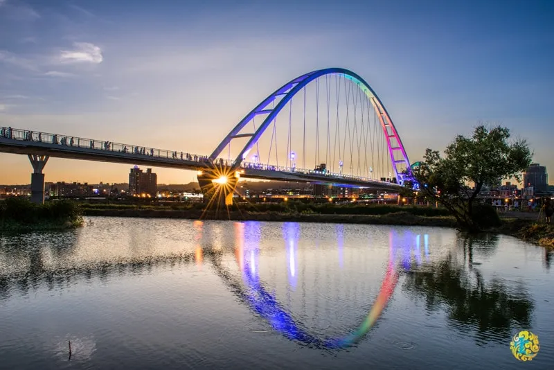 板橋新月橋》板橋景點推薦｜約會散步騎車的好去處
