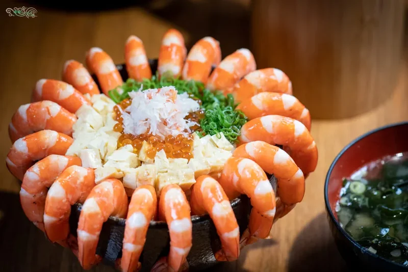 坐著做。海鮮丼飯專門店》網譽桃園最強海鮮丼飯｜超豪華的極致美味｜醋飯好料美湯無限續