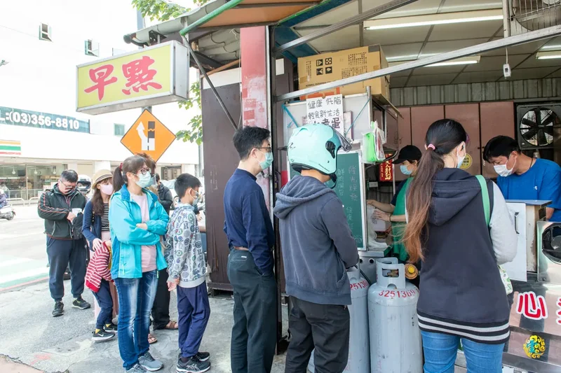 日隆早點》桃園排隊早餐推薦｜網譽桃園十大必吃早餐之一｜一營業就開始排隊的高人氣早餐店