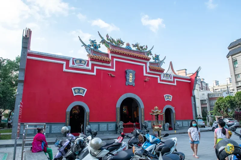 桃園八德龍山寺》隱身在大湳公園的馬祖廟宇「封火山牆」特色建築｜五靈公傳承馬祖信仰