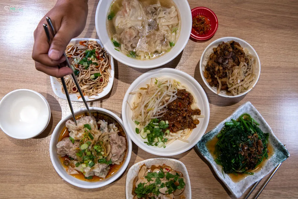 游麵館－新竹老字號麵館，鮮蝦大餛飩、香辣老饕麵的美味深受好評，古早風味熱情迎客！