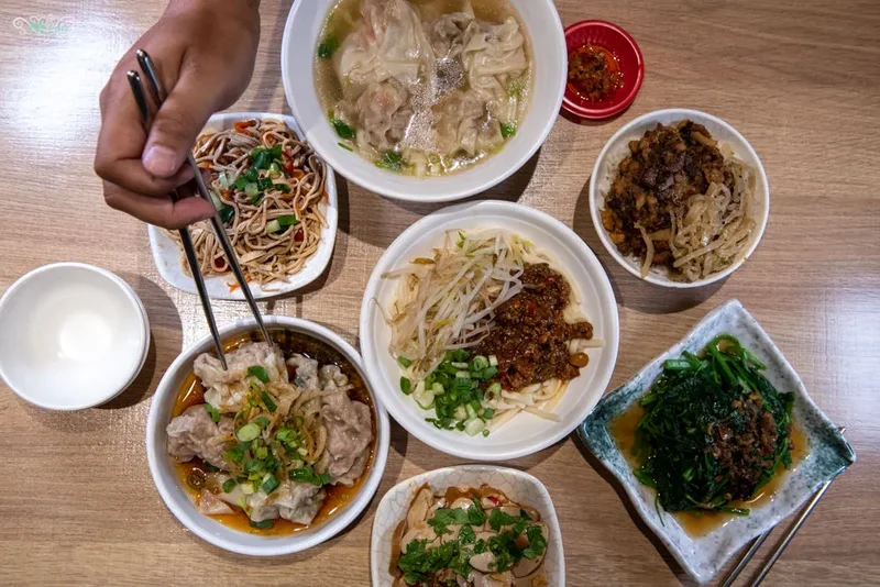 游麵館－新竹老字號麵館，鮮蝦大餛飩、香辣老饕麵的美味深受好評，古早風味熱情迎客！
